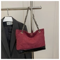 Detalle de bolso acolchado granate con cadena dorada y cierre metalizado - Rojo