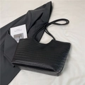 Bolso tote negro tejido minimalista con asas largas para los desplazamientos al trabajo - Negro