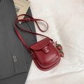 Mini borsa a sella rossa lucida con ciondoli a fragola e tracolla sottile elegante - Con Ciondolo / Rosso
