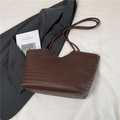 Bolso tote trenzado café oscuro retro con correas minimalistas y textura vintage - Marrón