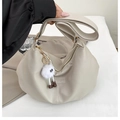 Chic cream white pleated tote bag with a cute plush charm and gold-tone zipper - White with Pendant