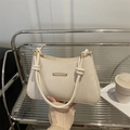 Minimalistische beige Schultertasche mit Seilgriff und goldener Verzierung für Damen - Weiß
