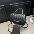 Klassische schwarze Stepptasche mit goldener Verzierung und abnehmbarem Gurt - Schwarz