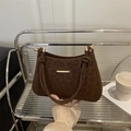 Vintage-Schultertasche aus braunem Wildleder mit Leopardenmuster und Goldverzierung - Braun