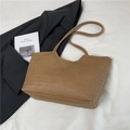 Bolso tote marrón de piel trenzada con elegante diseño en V y gran capacidad - Caqui