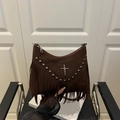 Borsa a tracolla in pelle scamosciata marrone scuro con frange gotiche e borchie - Marrone
