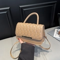 Schicke beige gesteppte Umhängetasche mit goldenen Details und Griff für Damen - Khaki