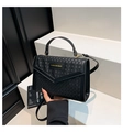 Close-up van de zwarte geweven textuur en het Fashion Bag label op de schoudertas - Zwart