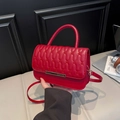 Borsa a tracolla trapuntata rossa con finiture in metallo dorato e cuciture a onde - Rosso