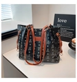 Bolso tote negro con asas marrones, estampado de osos y rombos - Negro