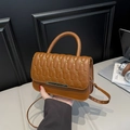 Borsa a tracolla marrone trapuntata con dettagli dorati e manico rigido - Marrone