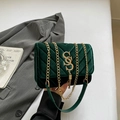 Borsa a tracolla in velluto verde scuro con motivo trapuntato a V e catena dorata - Verde