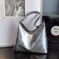 Silberne Hobo-Schultertasche mit Metallic-Finish und FASHION BAGS Logo-Prägung - Silber