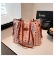 Bolso tote rosa con estampado de osos y correa marrón en un mostrador elegante - Rosa