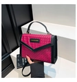 Détail du sac à main tissé avec rabat en V et étiquette logo de mode élégante - Rose rouge