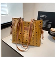 Bolso tote amarillo jengibre con estampado de osos y acabado en cuero texturizado - Marrón