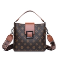 Borsa a secchiello vintage marrone con monogramma K e tracolla larga rimovibile - Stile Griglia Lettera K