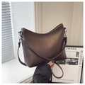 Détail du sac seau vintage en similicuir marron foncé avec finitions en métal argenté - Marron Foncé Sans Pendentif