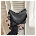 Détail du cabas noir en cuir grainé avec bandoulière géométrique et breloque mouton en peluche - Noir Avec Pendentif