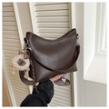 Détail du sac fourre-tout en cuir PU marron avec bandoulière géométrique et charm alpaga - Marron Foncé Avec Pendentif