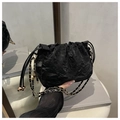 Sac seau plissé noir élégant avec chaîne dorée et cordon de serrage présenté à la main - Noir