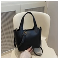 Sac seau minimaliste en cuir noir à motif litchi avec ferrures dorées et bandoulière - Style de base / Noir