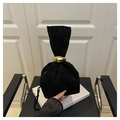 Sac seau minimaliste en daim noir avec un grand fermoir à boucle en métal doré élégant - Noir