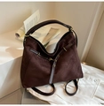 Dunkelbraune Wildleder-Tragetasche mit Lederriemen und goldenen Metallring-Details - Braun