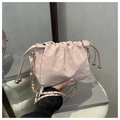 Sac seau rose à cordon avec texture plissée marbrée et bandoulière en chaîne dorée - Rose