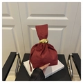 Petit sac à main plissé en daim bordeaux avec grande boucle ovale dorée - Rouge