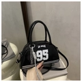 Borsa retrò lucida nera con stampa Los Angeles 95 e dettaglio catena in metallo - Nero
