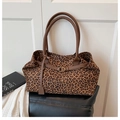 Dettaglio borsa shopper leopardata con manici in pelle marrone e fibbia dorata - Giallo