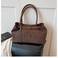Dettaglio della borsa tote leopardata con manici in pelle marrone e fibbia decorativa - Marrone