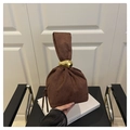 Sac seau en daim marron foncé avec anse anneau doré artistique et détail de franges - Marron