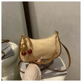 Detalle del bolso de hombro de cuero beige con ribete marrón y accesorio de cereza - Caqui con Colgante