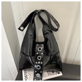 Schwarze glänzende Hobo-Tasche mit Punk-Nieten und breitem Gurt mit Ösen - Schwarz