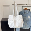 Sac fourre-tout blanc chic à pois roses avec design plissé et bandoulière souple - Rose à Pois