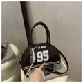 Borsa a tracolla marrone cioccolato in pelle lucida con stampa Los Angeles 95 e catena - Marrone