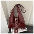 Vintage Punk Hobo Tasche in weinrotem Lackleder mit silbernen Nieten und Ösen - Burgunderrot