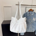 Sac cabas plissé blanc avec bandoulières à nœuds élégants et tissu au fini brillant - Blanc