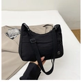 Borsa a mezzaluna in nylon nero impermeabile con tracolla regolabile e logo in metallo - Nero