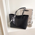 Minimalistische schwarze Totebag mit Seidenschal-Detail und glatter Lederstruktur für Damen - Mit Dekorativem Seidentuch / Schwarz