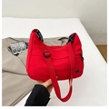 Borsa a tracolla a mezzaluna in nylon rosso impermeabile con spallina regolabile - Rosso