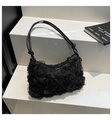 Dettaglio della trama rosa 3D sulla borsa a tracolla in rete nera con zip metallica - Nero