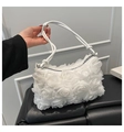 Dettaglio di rose 3D in mesh bianco su una borsa da sera chic e minimalista - Bianco
