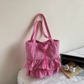 Sac cabas à carreaux roses avec volants et cordon de serrage sur literie blanche - Rose