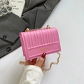 Rosa kleine quadratische Schultertasche mit Steppung und eleganter goldener Kette - Rosa PU (7235)