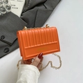 Gesteppte hellorangefarbene Handtasche mit vertikalen Streifen und goldener Kette - Orange PU (7235)