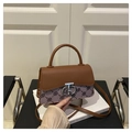 Detalle de bolso vintage bicolor con solapa de cuero y cierre de metal sólido - Marrón