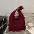 Elegante borsa in camoscio bordeaux con lunghe nappe e manico a nodo su supporto vintage - Rosso